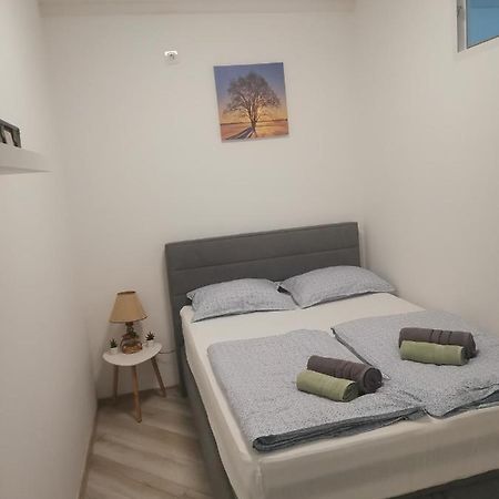 Studio Apartman Kristina Appartamento Pola Esterno foto